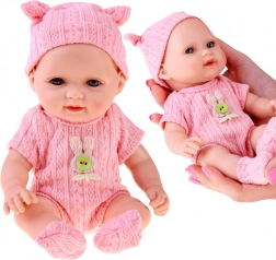 Sød babydukke 26 cm i strikket sparkedragt med hue