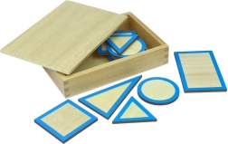 Moyo Montessori baser til geometriske legemer med æske