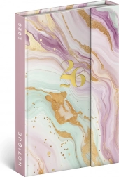 Ugentlig dagbog Lyserød marmor med magnetisk lukning 2026