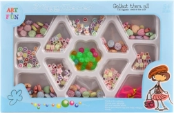 Sæt med plastperler i æske til børn