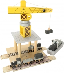 Trækran på havnefronten med skibe og biler