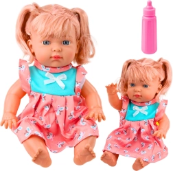 Dukke-baby i farverig kjole med flaske og lyde