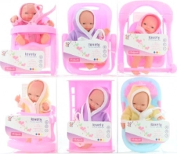 Baby med tilbehør til leg