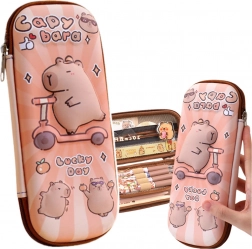 Håndholdt skolepenalhus Kapybara på løbehjul 23 cm