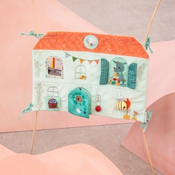 Tekstilpanel til tremmeseng – Stellas lille rådyrhus og dragen Joe