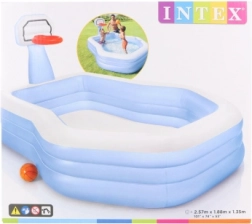 oppusteligt legeområde med basketballkurv