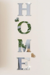 Spejlende vægklistermærker HOME – sølvfarvede akryl 3D-bogstaver med hjerter