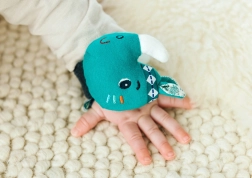 Lilliputiens raslende armbånd næsehornet Marius