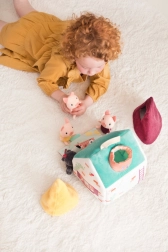 Tekstilhus fra Lilliputiens med eventyret Ulven og de tre små grise