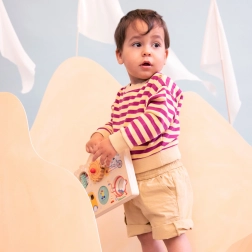 Træpanel med aktiviteter eventyr på vejene