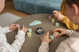 Hurtige terninger – reaktionsspil for børn