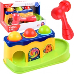 Farverigt bankebord med hammer og kugler til børn