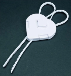 Fleksibelt sikkerhedslås til skabslåger for børn