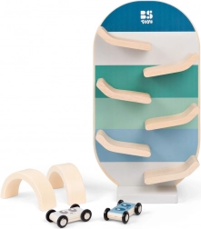 træ racerbane med små biler og buer