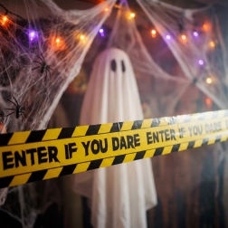 Halloween-advarselsdekorationsbånd 3 × 6 m