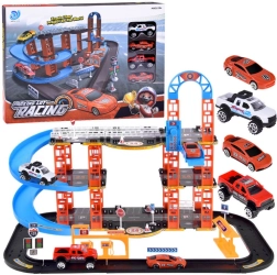 Flere-etagers parkeringsplads med elevator og 4 køretøjer