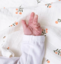 Musselinkluder med blomstermotiv A Little Lovely Company