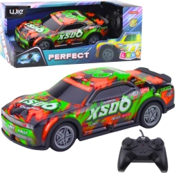 RC racerbil med lysende karrosseri orange–grøn