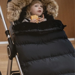 Vinterkørepose til barnevogn og kælk med pelskantet hætte – sort