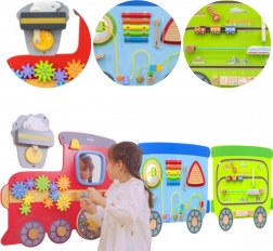 VIGA vægmonteret aktivitetsplade i træ, formet som et tog