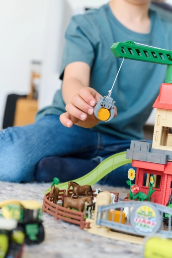 Fungerende kran med trisse til løft af last