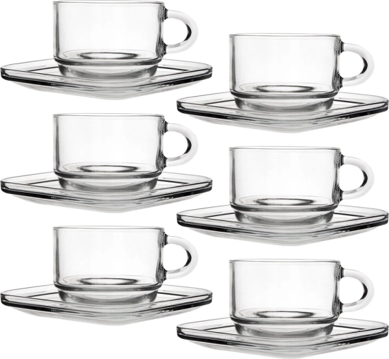 Moderne klart glas, der fremhæver drikken