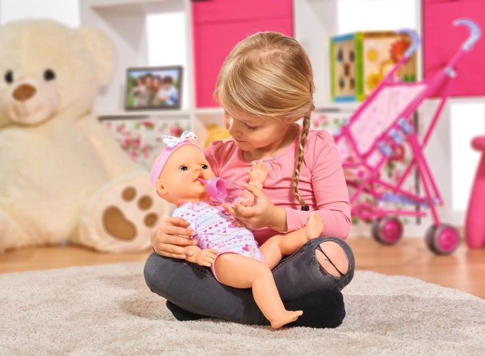 Drikker og tisser som en rigtig baby