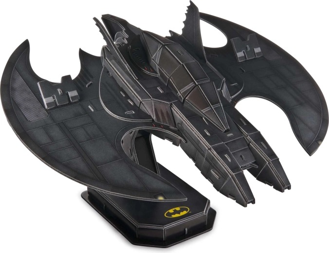 Stilfuld udstilling med BATMAN‑sokkel