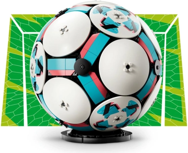 Stilfuld udstilling med sort sokkel