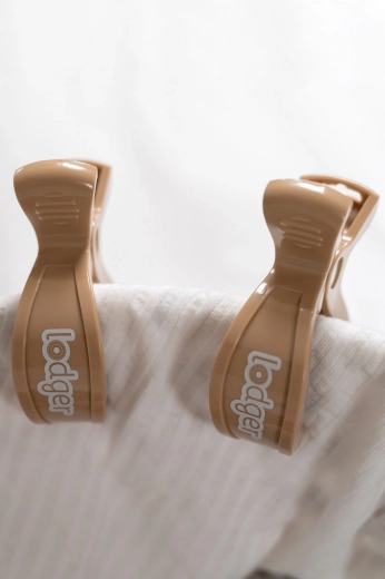 Kompakte klips i elegant beige