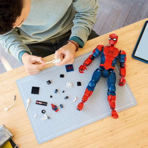 Minifigur, navneskilt og sjov bygning i LEGO Builder