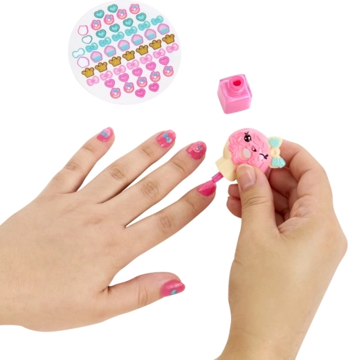 Neglelak og pynt med søde klistermærker