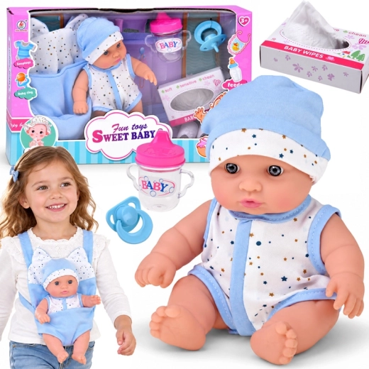 Babydukke 20 cm i bæreslynge med sut, flaske og tilbehør