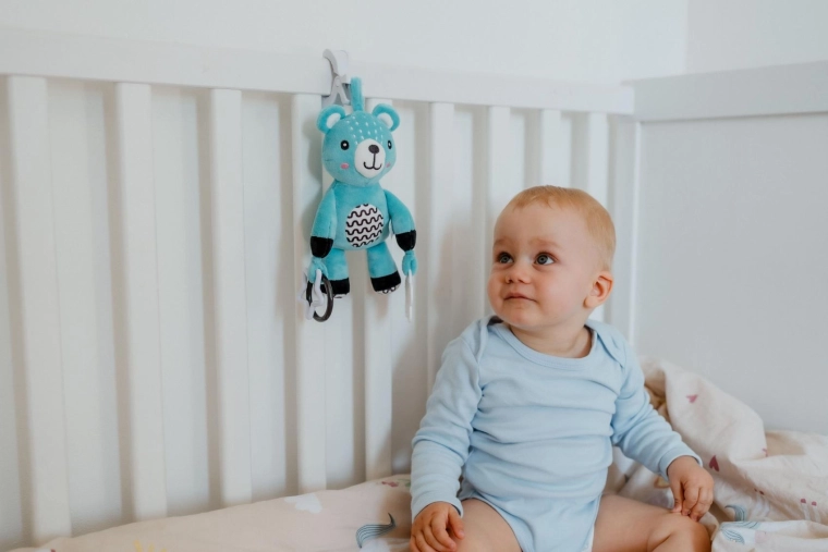 Blød bamse med en mild rangle
