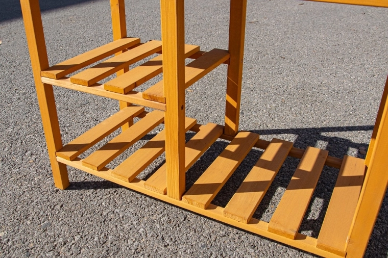 Rummelige, åbne hylder og kroge