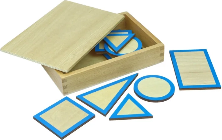 Moyo Montessori baser til geometriske legemer med æske