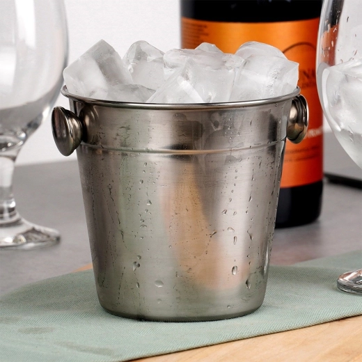 Stilfuld servering af drikkevarer