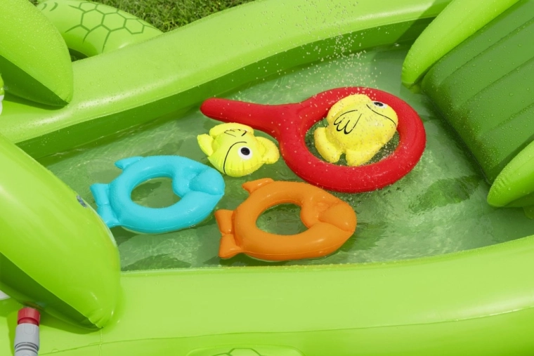 Lege med fisk og ringe for at udvikle koordination