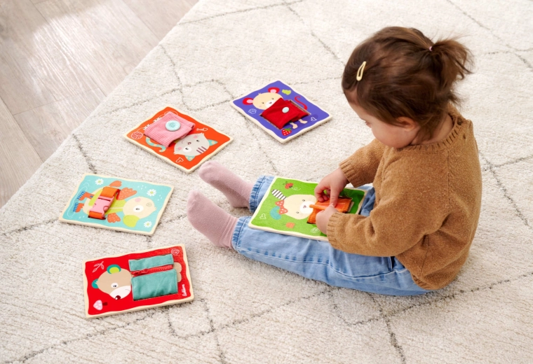 Lær påklædning gennem leg