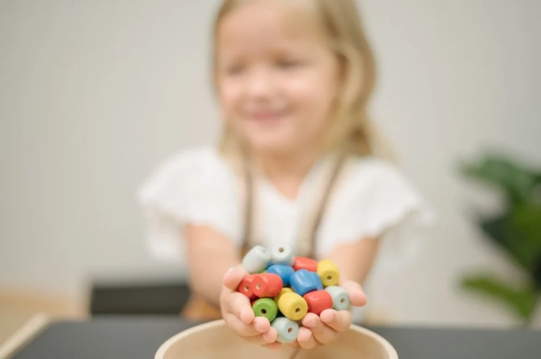 Farverige perler til sortering, rækkefølger og mønsterdannelse