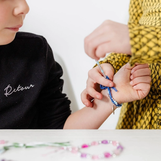 Let at træde perler på og flette