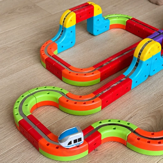 Genopladeligt tog med USB-kabel