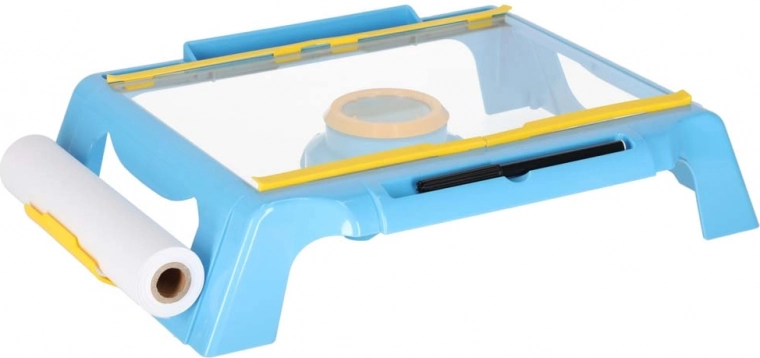 Behageligt tegnebord med papirmater