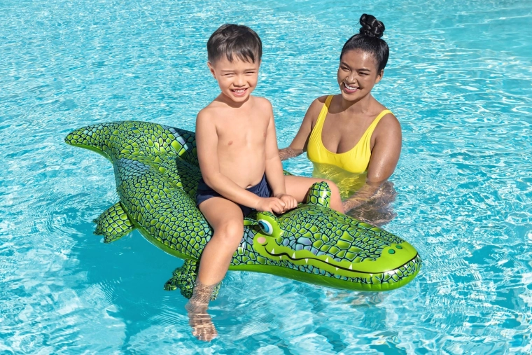 Sjov i swimmingpoolen og på ferien