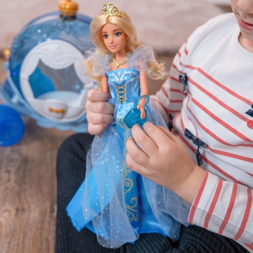 Prinsesse Lily i isblå kjole