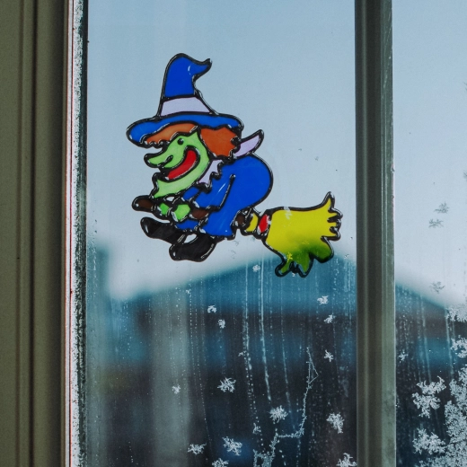 Farverig Halloween-vinduesdekoration med heks