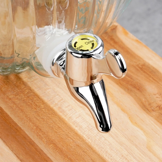 Bekvem tapning takket være metalhanen