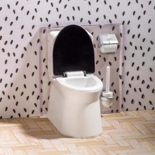 Toilet og tilbehør som i et rigtigt badeværelse