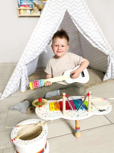 Guitar i træ til børnehænder