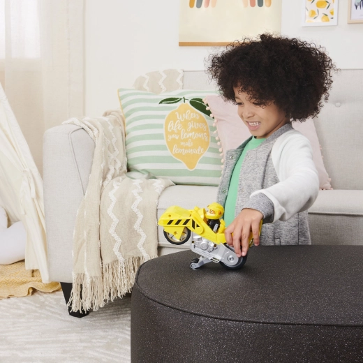 Actionfyldt kørsel med pull-back